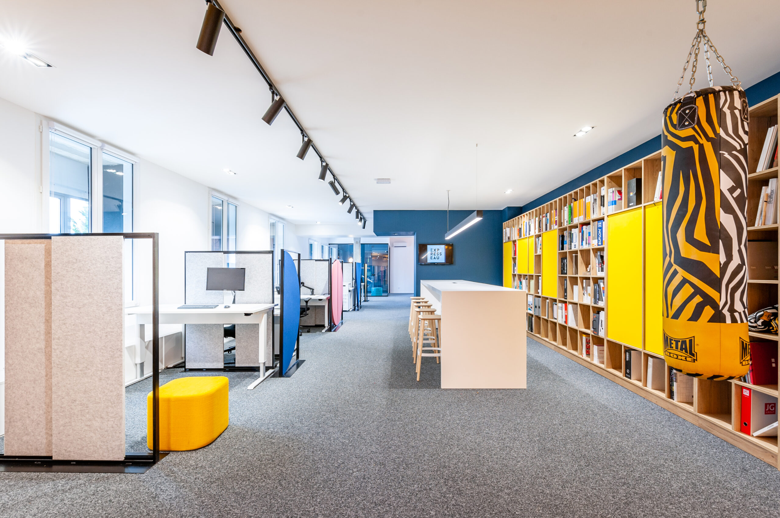 Open space avec bibliothèque et punching-ball au siège Spark Office à Saint-Agrève
