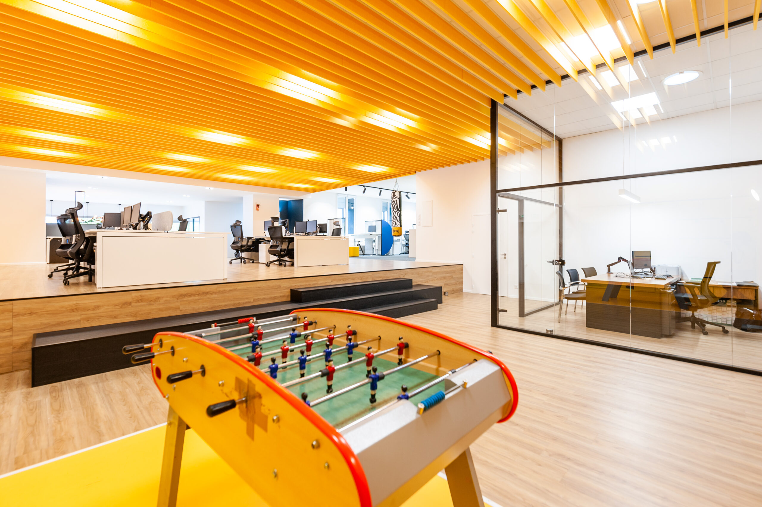Open space, espace détente et bureau fermé au siège Spark Office à Saint-Agrève